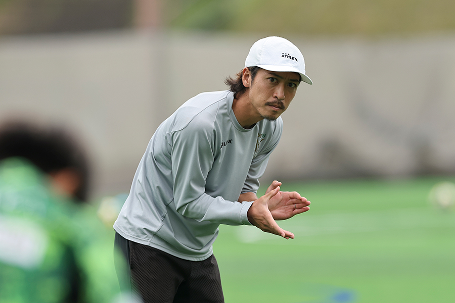 ベレーザとメニーナで指導する今関耕平フィジカルコーチ【写真：窪田亮】