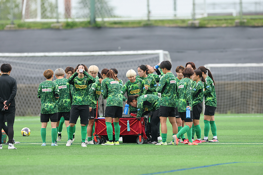 女子チームは夏季も長袖を着用する選手が多いという【写真：窪田亮】