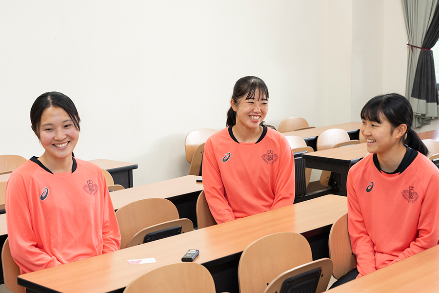 サッカーと勉強に本気で向き合ってきた日々を笑顔で振り返る3人【写真：増田美咲】