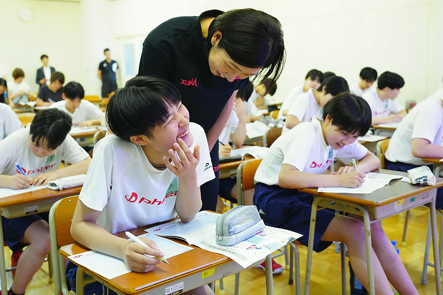 「人生設計シート」を記入する学生たちに声をかける荒木さん【写真：荒川祐史】 