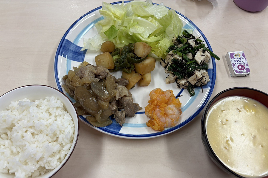 栃谷さんが調理を担当したある日の食事。主菜はエビマヨ、副菜にほうれん草とひじきの白和え、じゃがいもとピーマンのめんつゆ炒め、豚肉とごぼうのしぐれ煮、そしてサラダとコーンスープ。「得意料理は白あえ。にんじんでしっかり歯ごたえを出します」（栃谷さん）【写真：本人提供】 