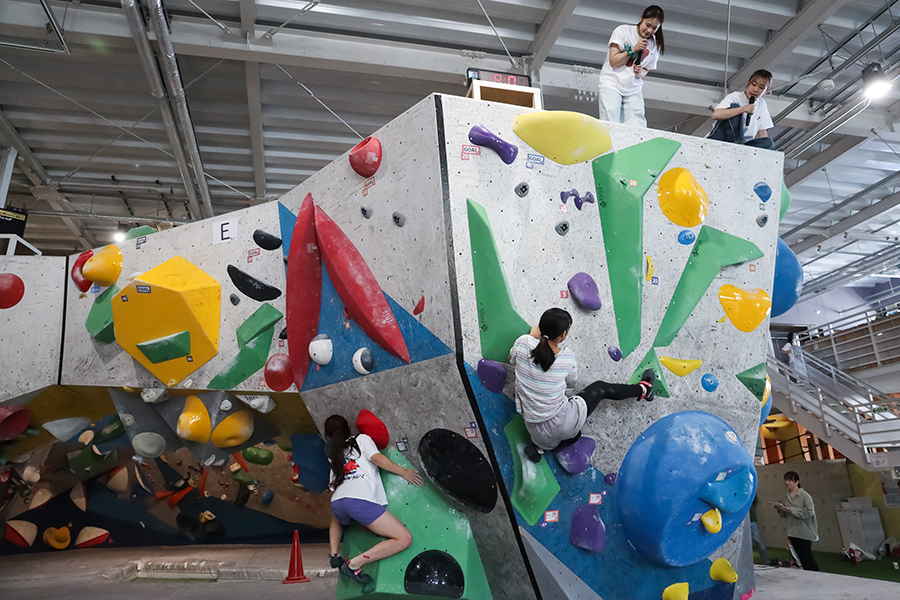 小学生から40歳以上までの女性が高さ約5メートルの壁に挑戦【写真：山田智子】 