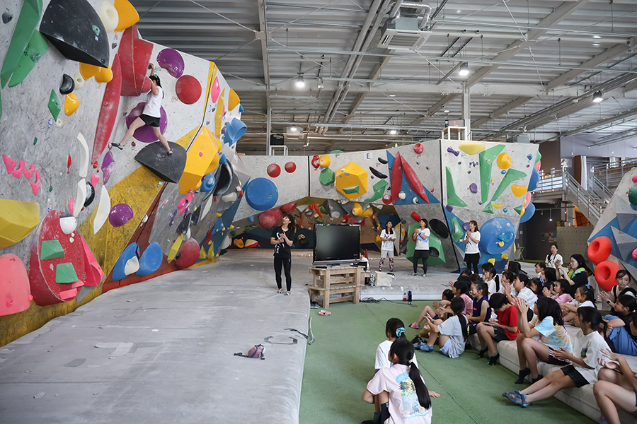 女性限定の空間の中で参加者はクライミングを楽しみました【写真：山田智子】 