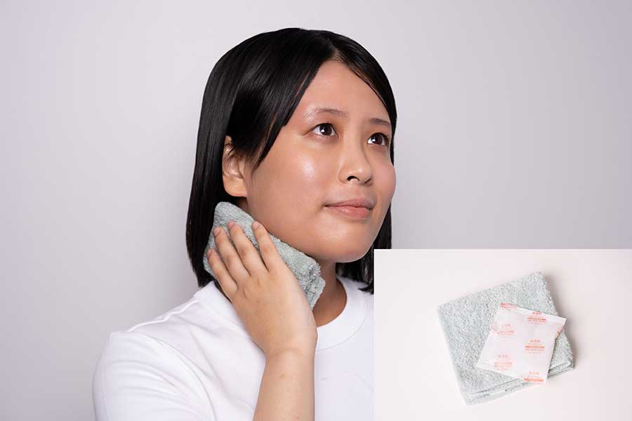 冷却タオルや保冷剤を包んだタオルを、おでこや首筋にあてて冷やす。「冷却タオルは水に濡らしたタオルを軽く絞り、冷凍庫で冷やせば完成」(花田さん)