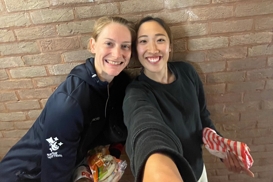 パリ五輪金メダリストのブライオニー・ペイジ選手と【写真:本人提供】