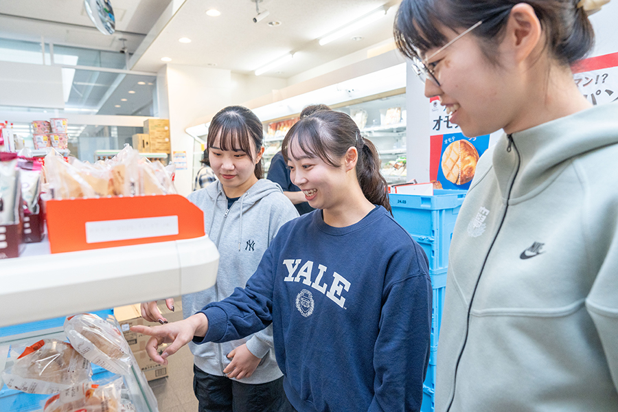 「スイーツだったらどれを選ぶ？」という吉沢栄養士からの課題を受け、真剣に選ぶ二人。「昨日の間食はどら焼きでした！」とは上岡さん。「練習後にどら焼きが食べれるんだ！と思って練習を頑張りました（笑)。食べすぎないよう、同じ部活の子と半分こしました」。ガマンしすぎない工夫、見習いたい！【写真：増田美咲】 