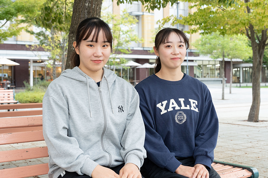 女子体操部に所属。上岡さん（右）は小2のときに新体操から体操に転向。神藤さん（左）は幼稚園の年長から体操1本。「得意種目は平均台」という二人の現在の目標は「インカレ出場です！」【写真：増田美咲】 