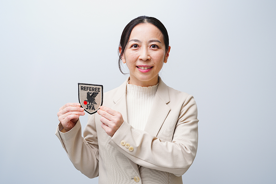「長年、試合で身に着けている1級審判員のワッペンには、雨風と私の汗と、試合の思い出が詰まっています」【写真:荒川祐史】
