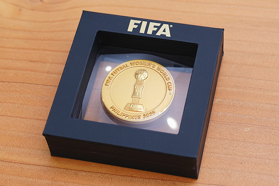 FIFAフットサル女子ワールドカップを担当した審判員だけに贈られた盾。「常に自宅に飾っています」【写真:荒川祐史】