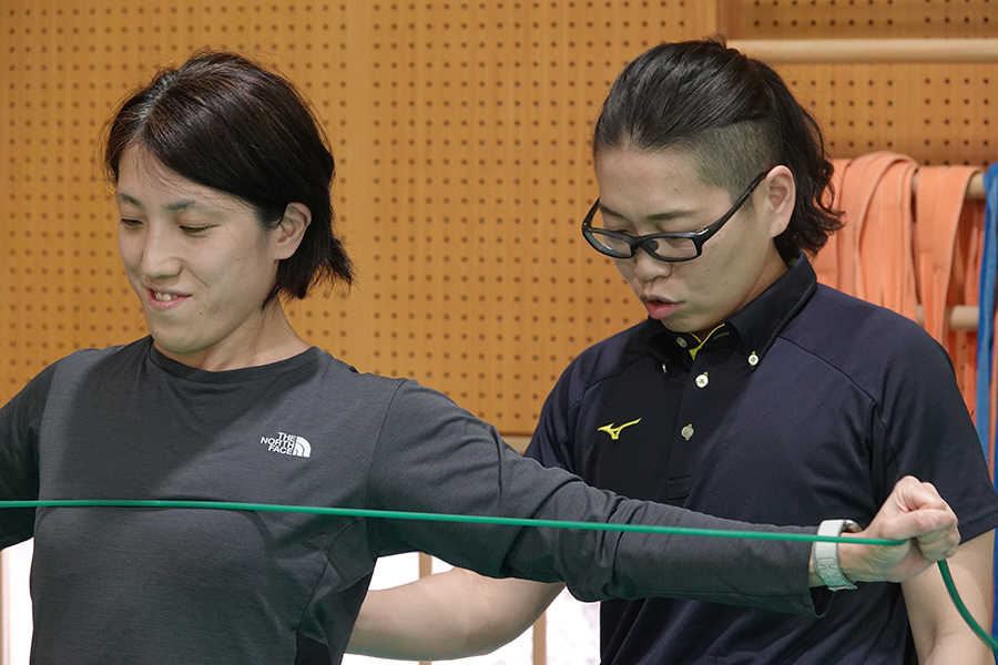 撮影日は、視覚障害者柔道女子代表の工藤博子選手(シミックウエル株式会社所属)をトレーニング。「柴田コーチとトレーニングを続け、体の使い方が根本的に変わりました。先日の試合では、初めて『ちゃんと投げる』という感覚を掴めました」(工藤さん)。【写真:編集部】