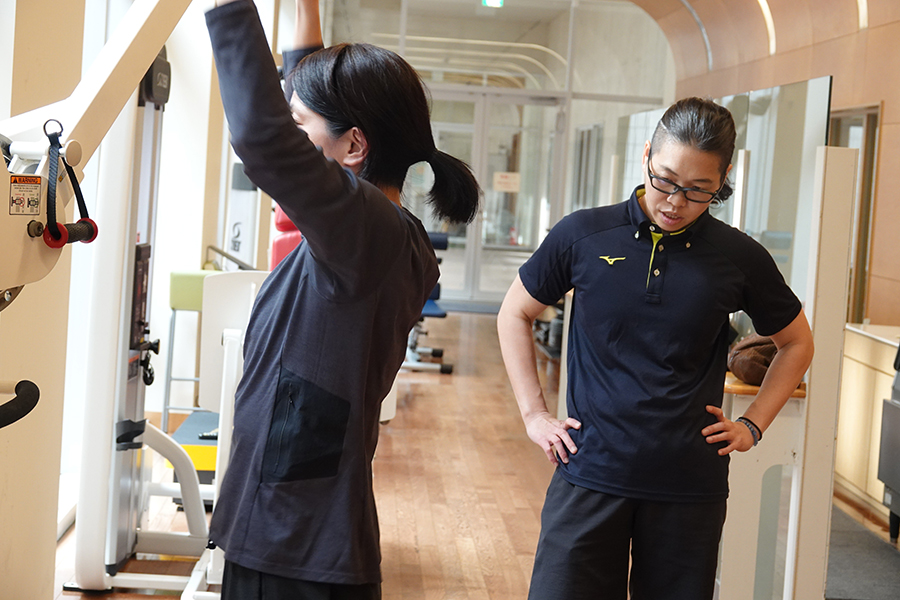 トレーニング指導する柴田昌奈さん【写真:編集部】