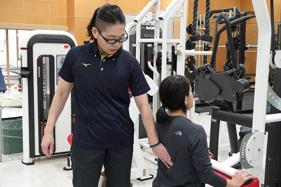 フォームを丁寧にチェックしながらトレーニングを指導【写真:編集部】